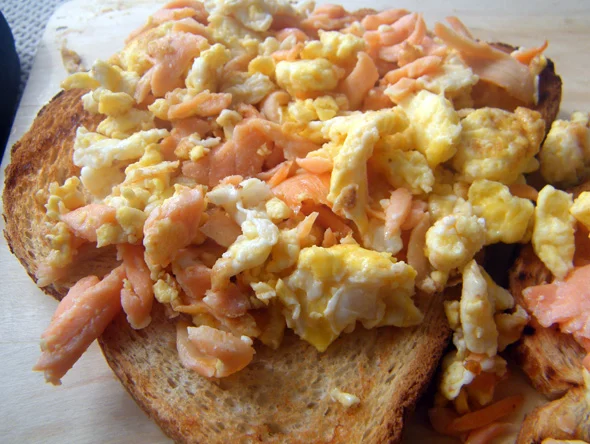 Voor de luie zondag: Ei-zalmtoast 25 Ei-zalmtoast