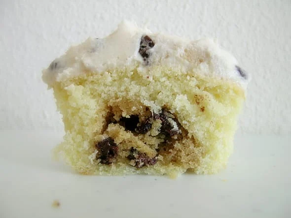 Chocolat-chip Cookie Dough Cupcakes 1 chocolatchipcupcakes 1