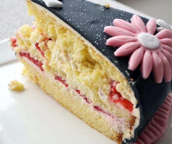 Witte chocoladetaart met slagroom/aardbeien vulling 2 verjaardagstaart8