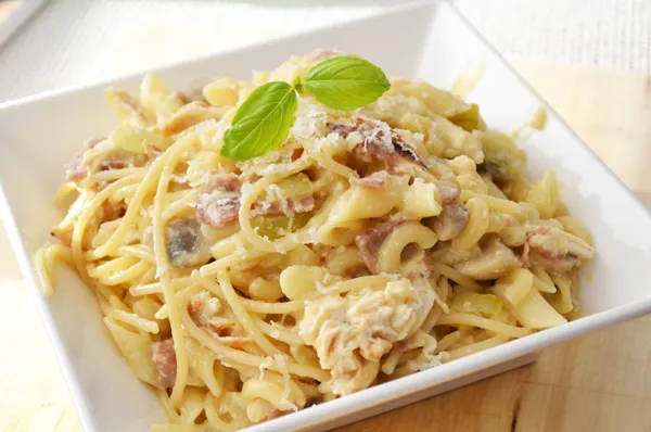 Goed gevulde pasta carbonara met kip en champignons 2 Pasta carbonara met kip en champignons