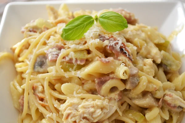 Goed gevulde pasta carbonara met kip en champignons 11 pasta_carbonara