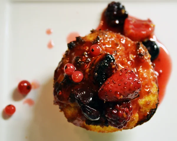 Witte chocolade broodpudding met rood fruit saus 1 broodpudding