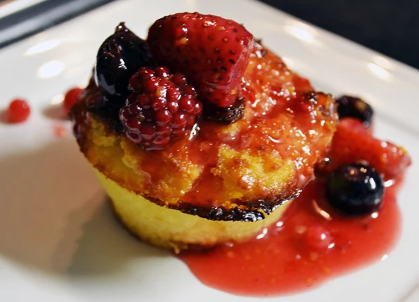 Witte chocolade broodpudding met rood fruit saus 3 broodpudding