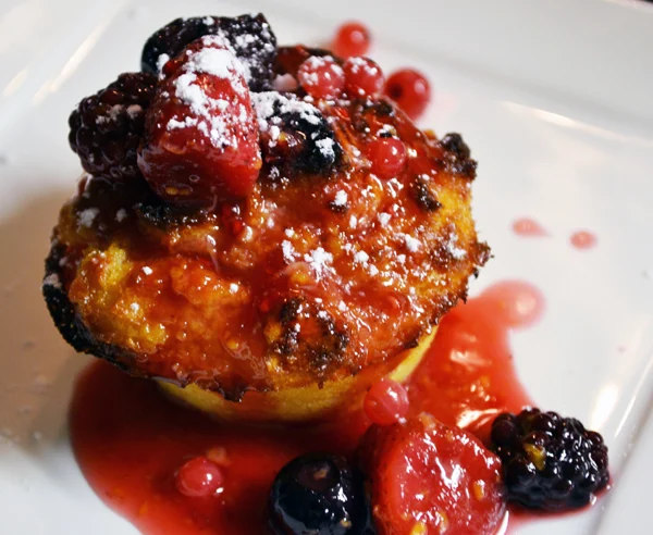 Witte chocolade broodpudding met rood fruit saus 4 broodpudding