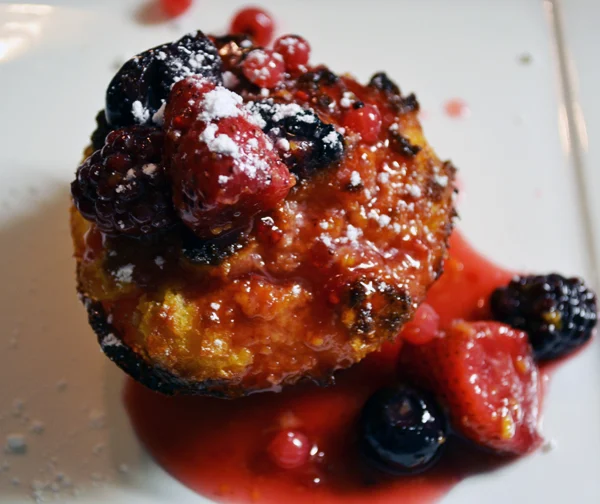 Witte chocolade broodpudding met rood fruit saus 2 broodpudding