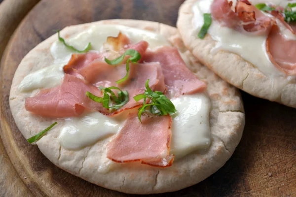 Pita met mozzarella en ham 1 pita met mozzarella en ham