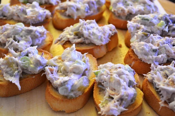 Crostini met makreelsalade 2 crostini met makreelsalade