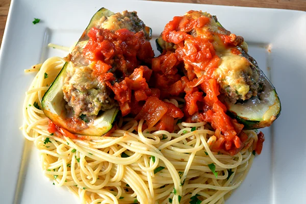 Gevulde courgettes in tomatensaus 2 gevulde courgettes in tomatensaus