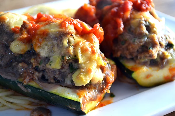 Gevulde courgettes in tomatensaus 4 gevulde courgettes in tomatensaus