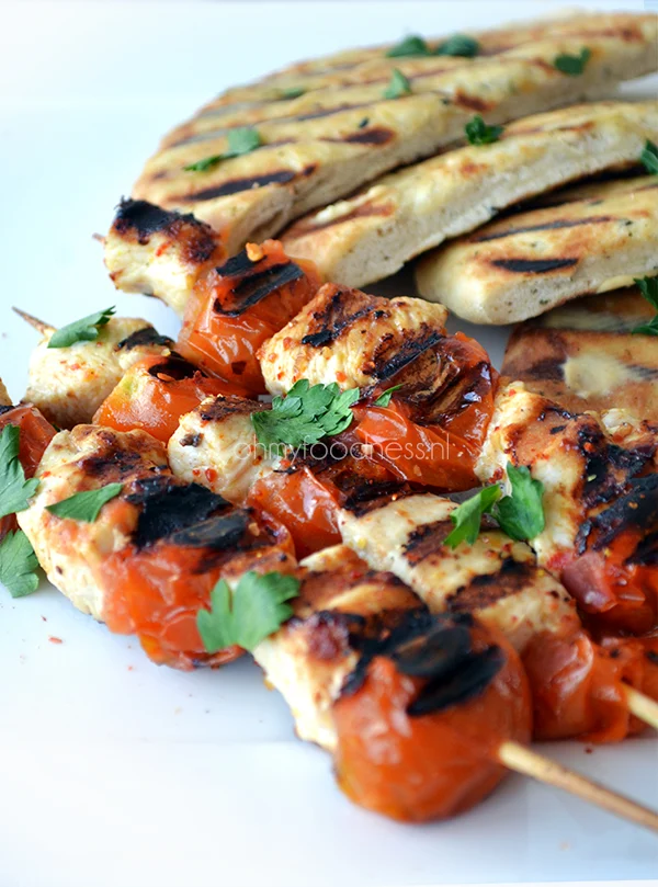 Kip/tomaatspiesjes met Naanbrood 1 kipspiesjes