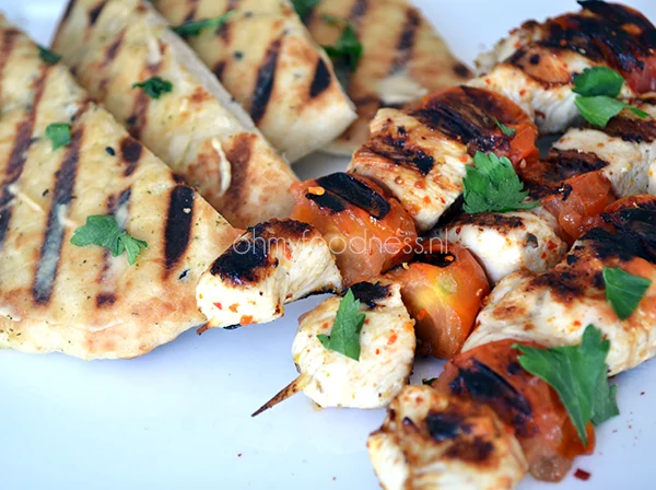 Kip/tomaatspiesjes met Naanbrood 2 kipspiesjes