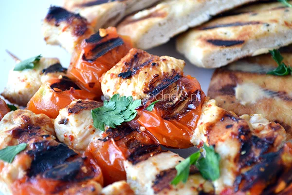 Kip/tomaatspiesjes met Naanbrood 3 kipspiesjes