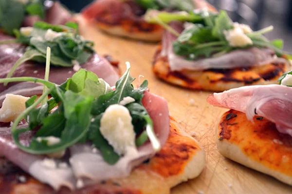 Mini prosciutto e rucola pizza's 18 mini prosciutto pizza feat