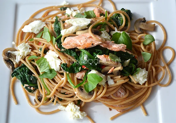 Volkoren knoflookspaghetti met spinazie en zalm 1 knoflookspaghetti