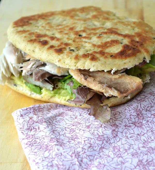 Naan met avocado en gerookte makreel 2 naan met avocado en makreel