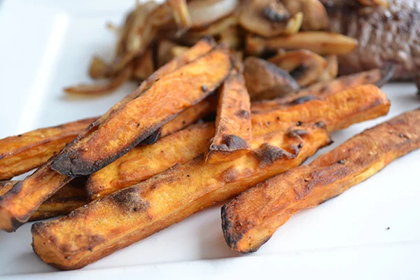 Geroosterde zoete aardappelfrietjes 29 zoete aardappelfrietjes