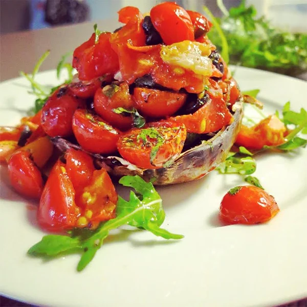 Portobello met kerstomaatjes, olijven en geitenkaas 1 Portobello met kerstomaatjes