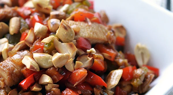 chinese kip met geroosterde pinda's