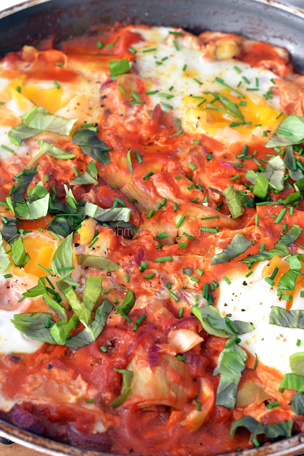 Eieren in tomatensaus met artisjok 2 eieren in tomatensaus met artisjok