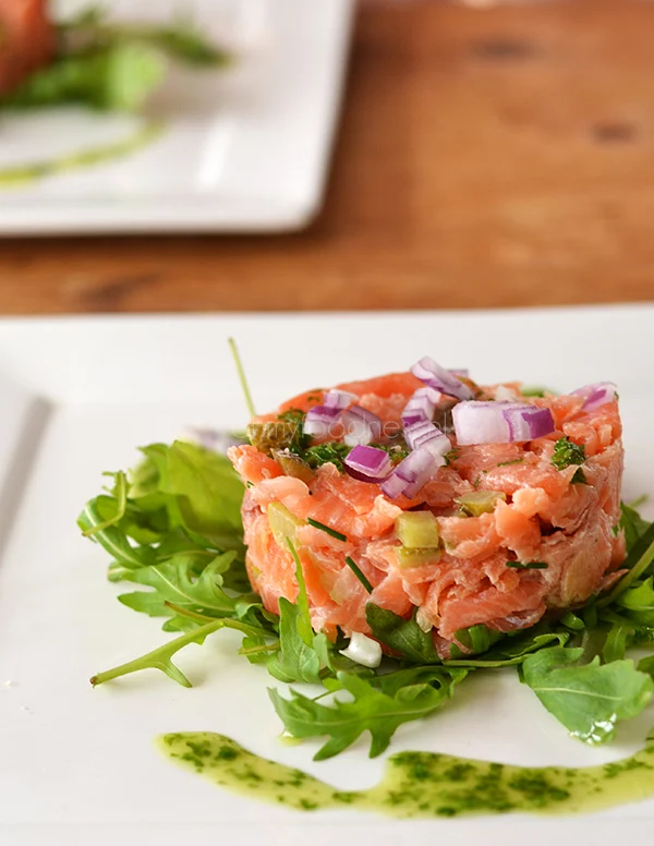 Gerookte zalmtartaar met rucola-olie 1 gerookte zalmtartaar