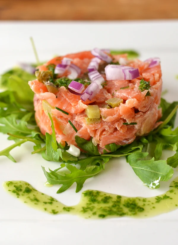 Gerookte zalmtartaar met rucola-olie 2 gerookte zalmtartaar