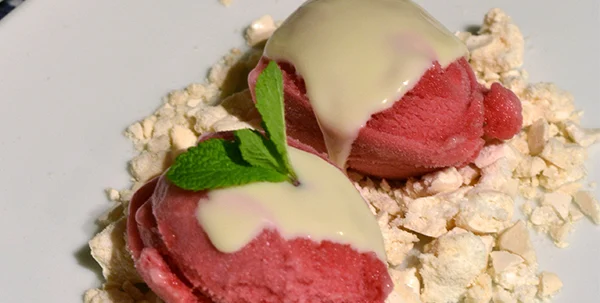 meringue met bosvruchtensorbet