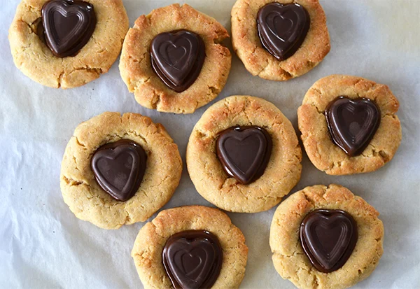 Valentijnskoekjes met pindakaashartjes 23 valentijnskoekjes met pindakaashart 1