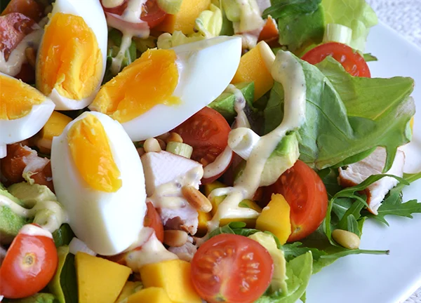 Maaltijdsalade met kip, mango en avocado - Super Healthy Sunday 22 salade met gerookte kip avocado en mango
