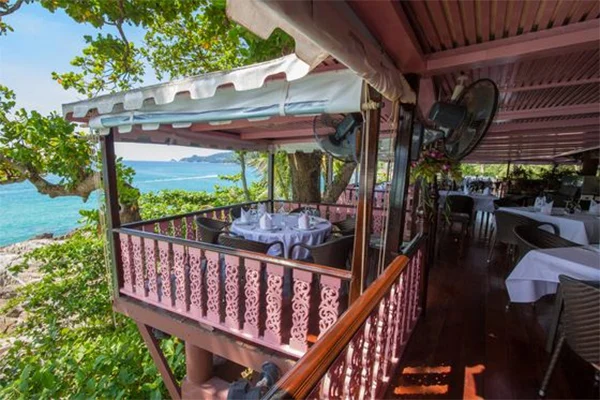 10x restaurants met een waanzinnig uitzicht 5 Baan Rim Pa-Phuket