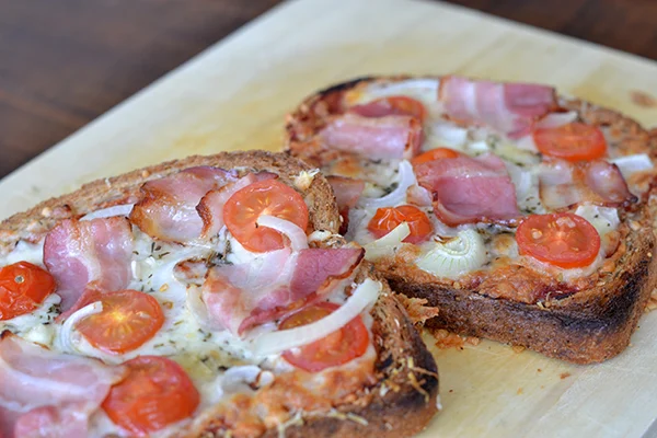 Pizza op een boterham