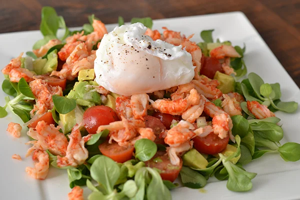 Avocadosalade met rivierkreeftjes en gepocheerd ei 10 avocadosalade met rivierkreeftjes