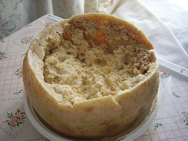 Travel Tuesday: De meest bizarre delicatessen 4 casu marzu