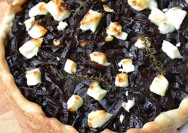 rode uientaart met geitenkaas