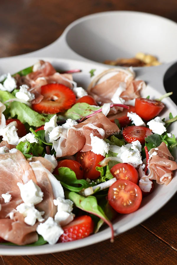 Salade met aardbei, geitenkaas en parmaham 1 salade met geitenkaas, aardbeien en parmaham