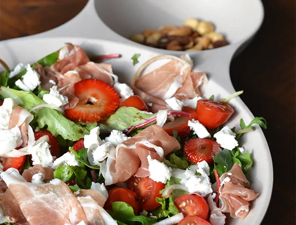 Salade met aardbei, geitenkaas en parmaham 16 salade met geitenkaas, aardbeien en parmaham