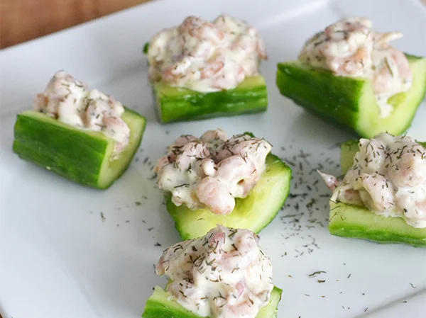 Komkommerhapjes met garnalensalade 3 komkommerhapjes met garnalen