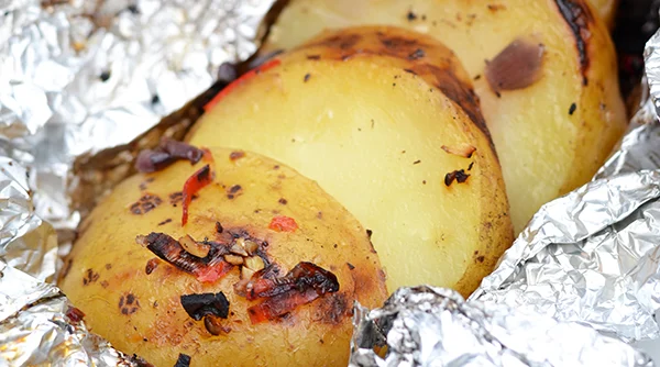 Kruidige aardappelen in aluminiumfolie 16 kruidige aardappelen in aluminiumfolie