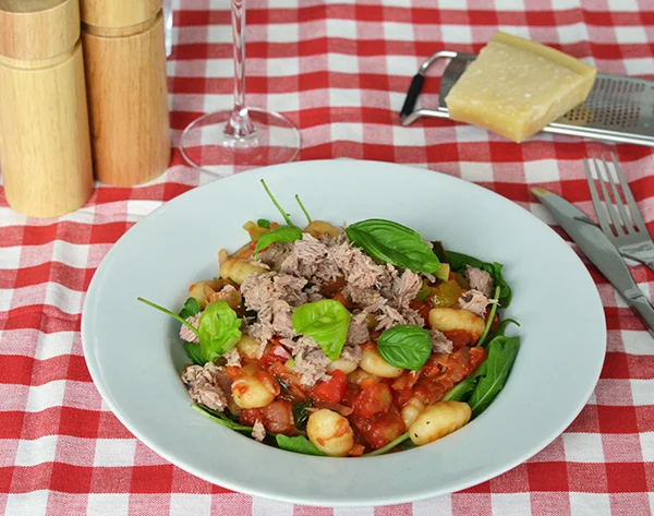 Gnocchi met tomatensaus en tonijn 23 gnocchi met tomatensaus en tonijn