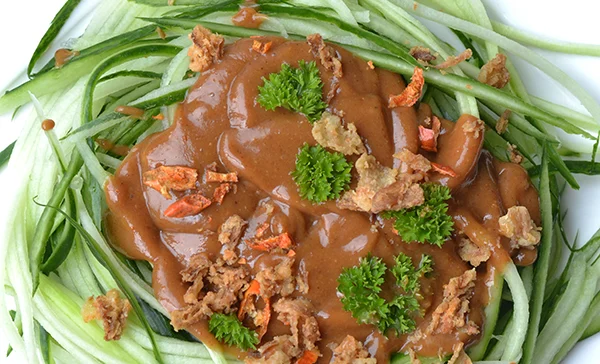 Komkommernoedels met homemade pindasaus 12 komkommernoedels met pindasaus