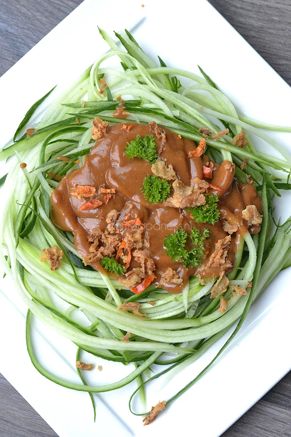 Komkommernoedels met homemade pindasaus 1 komkommernoedels met pindasaus