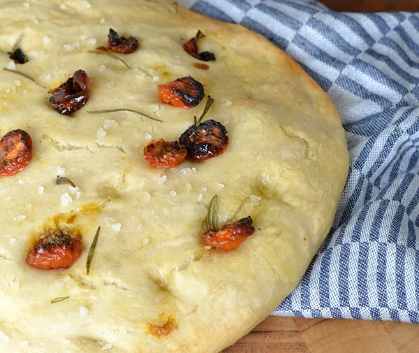 Focaccia met tomaat en rozemarijn