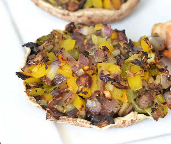 Met groenten gevulde portobello