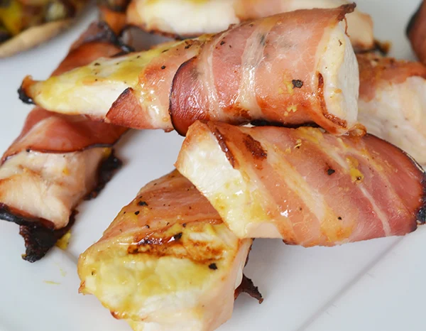 In spek gewikkelde kipstrips