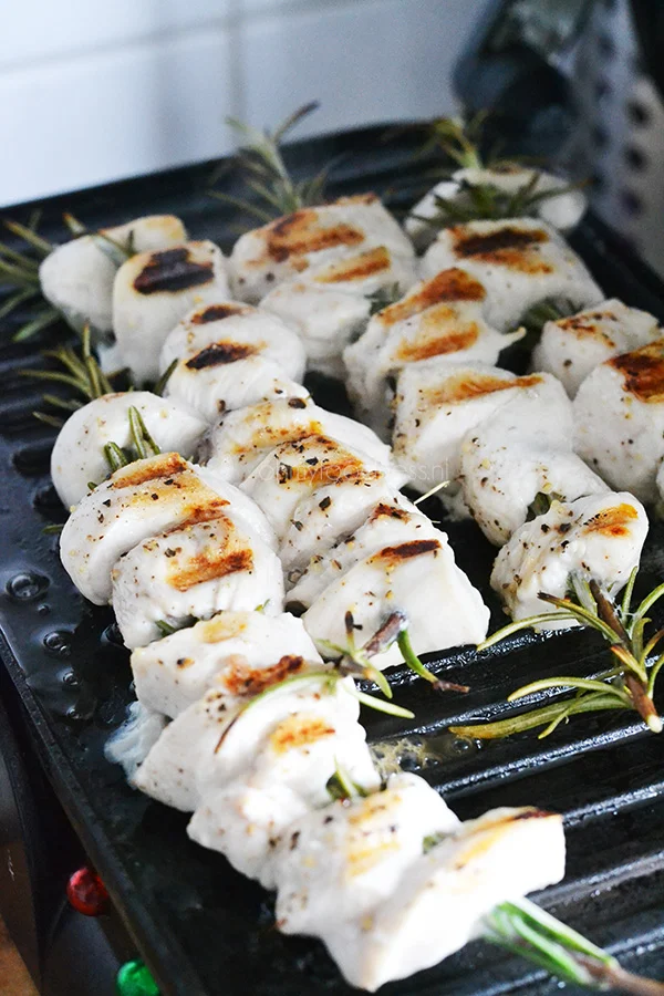 Kipspiesjes aan rozemarijntakjes 1 Kipspiesjes aan rozemarijntakjes