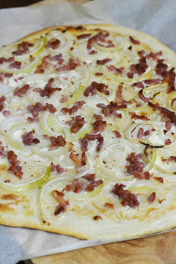 Flammkuchen met spek en ui 1 Flammkuchen met spek en ui