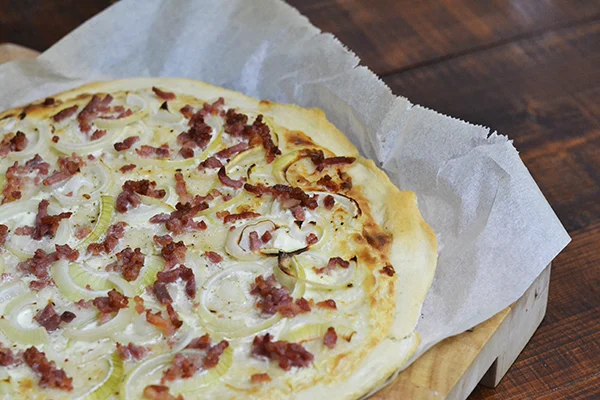 Flammkuchen met spek en ui