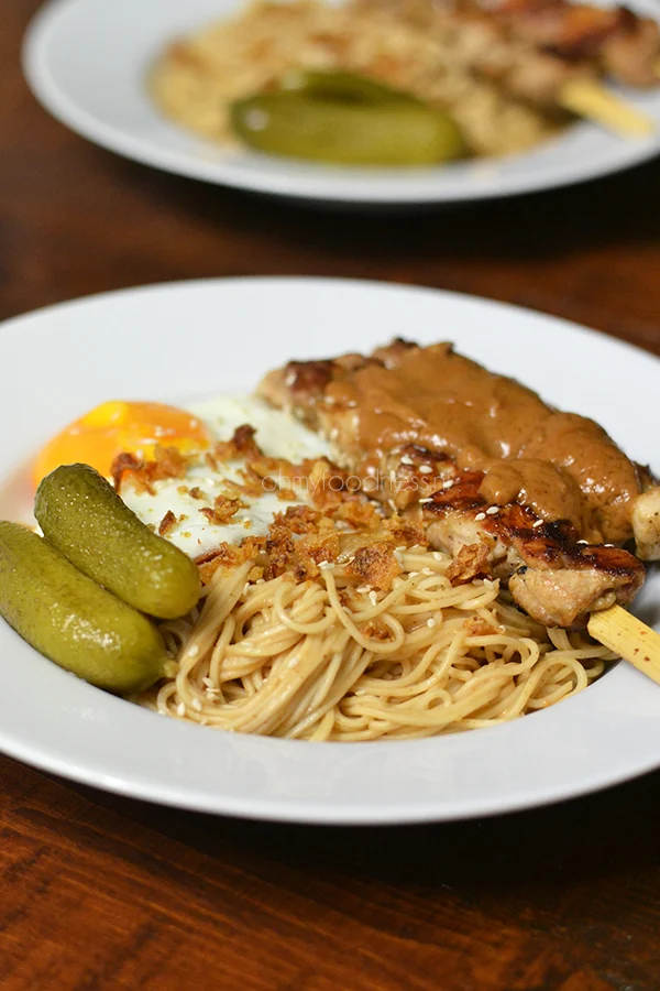 Saté van kippendij met saténoodles 1 Saté van kippendij met saténoodles