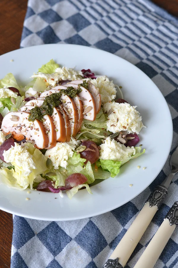 Simpele salade met gerookte kip en druiven 1 Salade met gerookte kip en druiven