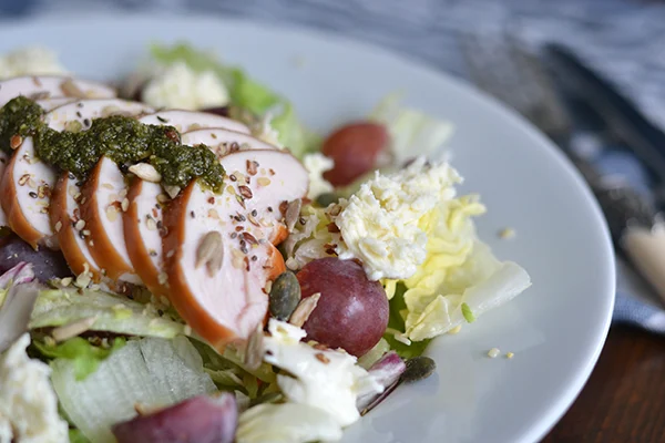 Simpele salade met gerookte kip en druiven 6 Salade met gerookte kip en druiven