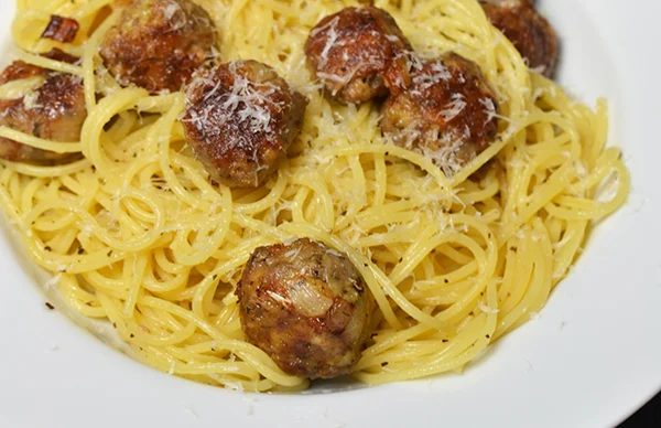 Truffel-/knoflookspaghetti met parmezaan balletjes 1 Truffel-/knoflookspaghetti met parmezaan balletjes